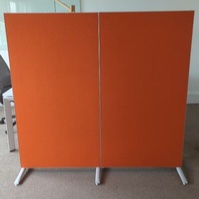 Cloison de séparation acoustique en 2 parties de marque Steelcase de couleur rouge ou orange. 156 x 160 cm. (Vasco). 9 unités. Vendu à l’unité avec faculté de réunion