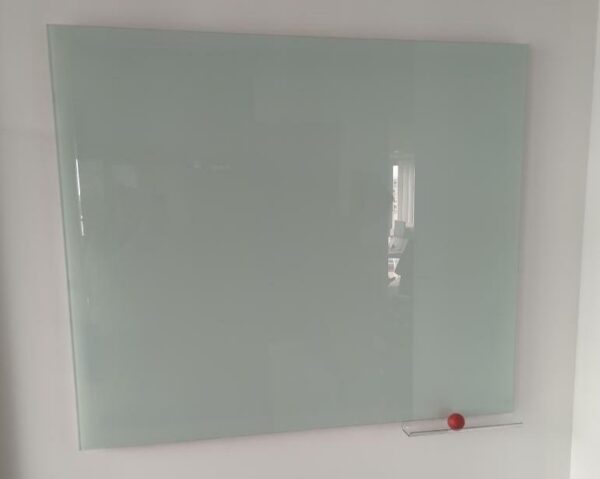 Tableau effaçable en verre. 100 X 120 cm. (Vasco). 4 unités. Vendu à l'unité avec faculté de réunion