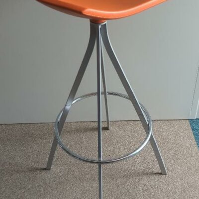 Tabouret haut pivotant design Jorge Pensi modèle Gimlet édition Mobless114 Barcelona, assise en mousse de polyuréthane orange, piètement tripode en acier. 83 x 34 x 40 cm. (Vasco). 8 unités. Vendu à l’unité avec faculté de réunion