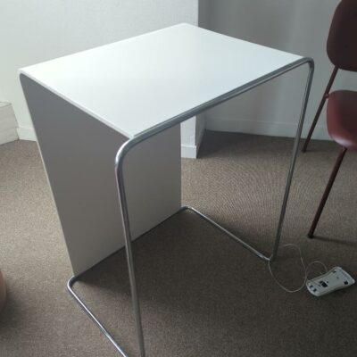 Table d’appoint en bois stratifié blanc et acier chromé à usage vertical ou horizontal de marque Bene. 70 x 47 x 41 cm. (3 unités Vasco + 2 unités Belgrand 4e + 1 unité Belgrand -1). 6 unités. Vendu à l’unité avec faculté de réunion