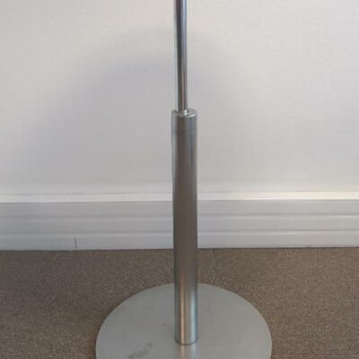 Mange debout ajustable en hauteur de marque Lapalma. Hauteur maxi : 100 cm. Hauteur mini : 74 cm. Diamètre : 60 cm. (Vasco 5e, rdc). 5 unités. Vendu à l’unité avec faculté de réunion