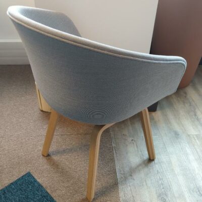 Fauteuil design Hee Welling modèle AAC édition Hay recouvert de tissu gris sur 4 pieds en bois naturel. 75 x 60 x 50 cm. (Vasco). 6 unités. Vendu à l’unité avec faculté de réunion
