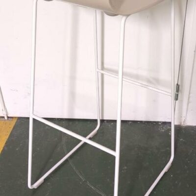 Tabouret haut de marque Capellini, coque en plastique beige, piétement en acier laqué blanc. 90 x 37 x 47 cm. (Belgrand ssol-2). 3 unités. Vendu à l’unité avec faculté de réunion