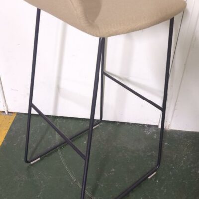 Tabouret haut de marque Capellini, assise en tissu beige, piètement en acier anthracite. 90 x 44 x 40 cm. (Belgrand ssol-2)