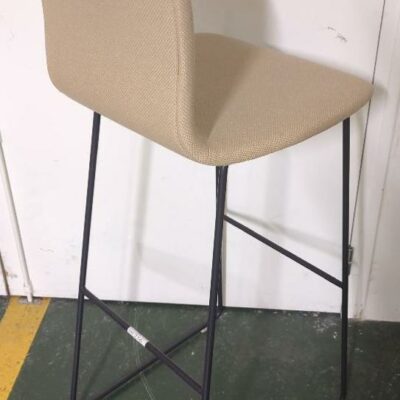 Chaise haute de marque Capellini, assise et dossier en tissu beige, piètement en acier anthracite. 112 x 44 x 48 cm (Belgrand ssol-2)