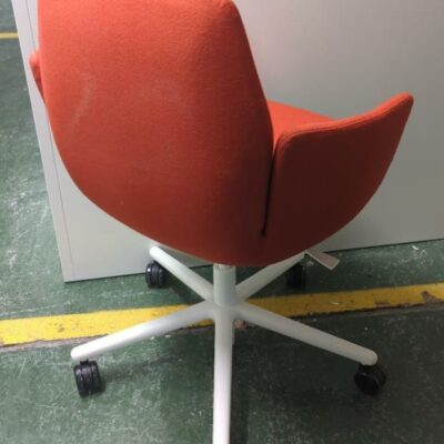 Fauteuil pivotant ajustable en hauteur sur roulettes de marque Haworth recouvert de feutrine rouge corail, piètement en acier laqué blanc. 93 x 65 x 65 cm. (Belgrand ssol-2)