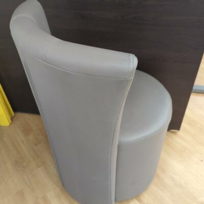 Fauteuil de marque Mobitec recouvert de simili cuir gris. 80 x 45 x 52 cm. (RIE Vasco). 6 unités. Vendu à l’unité avec faculté de réunion