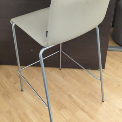 Chaise haute de marque Pedrali recouverte de simili cuir beige sur un piétement en métal brossé (usures). 93 x 50 x 40 cm. (RIE Vasco). 19 unités. Vendu à l’unité avec faculté de réunion