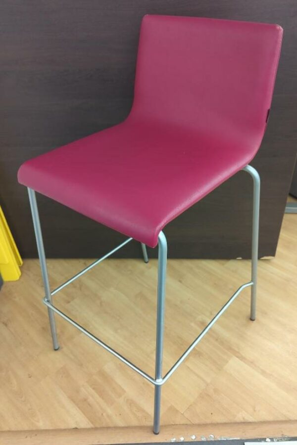 Chaise haute de marque Pedrali recouverte de simili cuir fushia sur un piétement en métal brossé (usures). (RIE Vasco). 9 unités. Vendu à l'unité avec faculté de réunion
