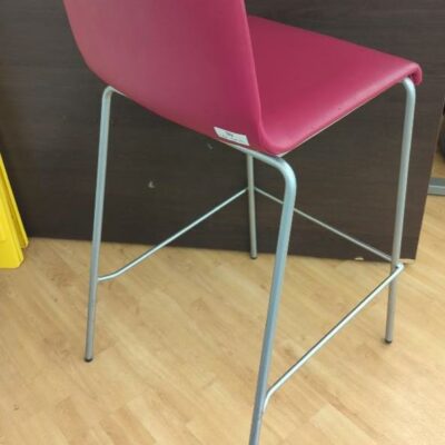 Chaise haute de marque Pedrali recouverte de simili cuir fushia sur un piétement en métal brossé (usures). (RIE Vasco). 9 unités. Vendu à l’unité avec faculté de réunion
