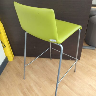 Chaise haute de marque Pedrali recouverte de simili cuir vert pomme sur un piétement en métal brossé (usures). (RIE Vasco). 10 unités. Vendu à l’unité avec faculté de réunion
