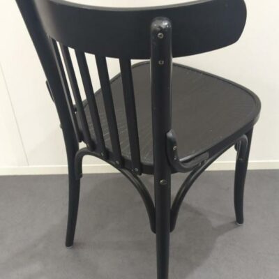 Chaise bistrot de marque Hutten en bois  noirci. 78 x 40 x 40 cm. (RIE Vasco). 5 unités. Vendu à l’unité avec faculté de réunion