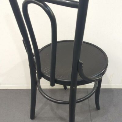 Chaise bistrot de marque Hutten en bois noirci. 86 x 44 x 40 cm. (RIE Vasco). 6 unités. Vendu à l’unité avec faculté de réunion