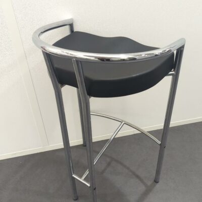 Tabouret haut, armature en acier chromé, assise en plastique noir. 86 x 51 x 40 cm. (RIE Vasco). 3 unités. Vendu à l’unité avec faculté de réunion