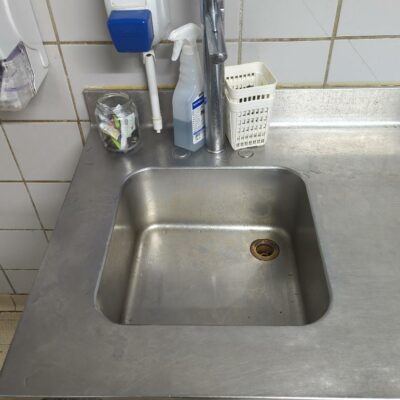 Plonge adossée 1 bac en inox alimentaire de marque Zanussi. 95 x 140 x 70 cm. (RIE Vasco)