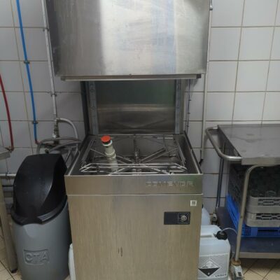 Machine à laver de marque Comenda modèle Elea 1600C, ouverture à capot 195 x 63 x 74 cm. On y est joint son adoucisseur d’eau de marque CTA et des paniers en nylon alimentaire. (RIE Vasco)