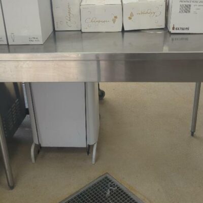 Table de préparation adossée en inox alimentaire. 100 x 140 x 70 cm. (Belgrand 6e)