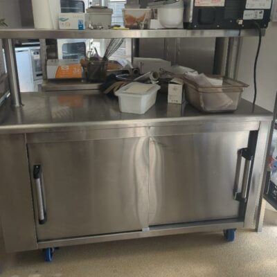 Maintien au chaud sur roulettes en inox alimentaire ouvrant par 2 portes coulissantes de chaque côté avec étagère en partie haute. 125 x 140 x 70 cm (Belgrand 6e)