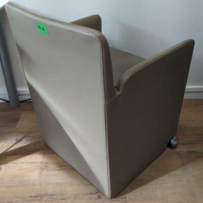 Fauteuil sur roulettes de marque Moroso recouvert de cuir couleur taupe. 78 x 57 x 58 cm. 6 unités. Vendu à l’unité avec faculté de réunion. Localisation : 32 rue de Monceau – 75008 Paris