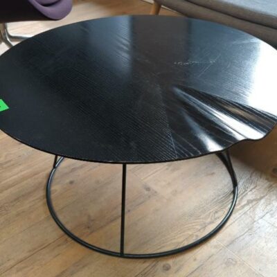 Table basse design Monica Forster modèle Breeze édition Swedese, plateau rond en bois noir sur piètement en acier laqué noir. 40 x 80 cm. 2 unités. Vendu à l’unité avec faculté de réunion. Localisation : 32 rue de Monceau – 75008 Paris