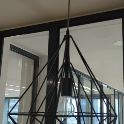 Suspension lumineuse en tiges d’acier laqué noir formant diamant. 60 x 35 cm. 3 unités. Vendu à l’unité avec faculté de réunion. Localisation : 32 rue de Monceau – 75008 Paris