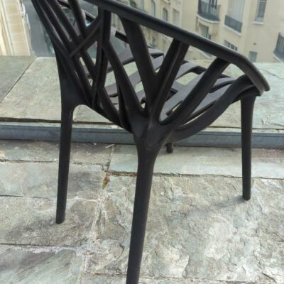 Fauteuil d’extérieur dans le goût du modèle Végétal design Ronan et Erwan Bouroullec en plastique noir. 80 x 60 x 55 cm. 12 unités. Vendu à l’unité avec faculté de réunion. Localisation : 32 rue de Monceau – 75008 Paris