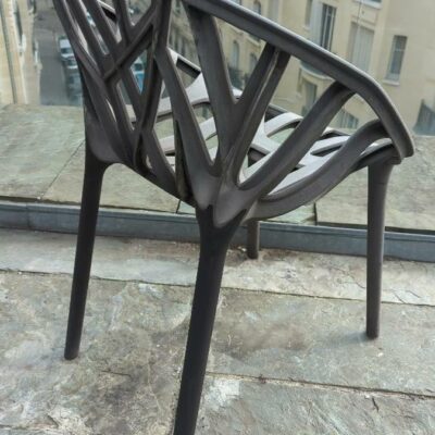 Fauteuil d’extérieur dans le goût du modèle Végétal design Ronan et Erwan Bouroullec en plastique gris, pieds arrière noirs. 80 x 60 x 55 cm. 10 unités. Vendu à l’unité avec faculté de réunion. Localisation : 32 rue de Monceau – 75008 Paris