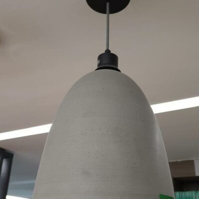 Lot de 3 suspensions lumineuses, abats-jours en pierre composite grise. 57 x 25 cm. Localisation : 32 rue de Monceau – 75008 Paris