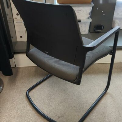 Fauteuil visiteur de marque Klober recouvert de tissu vert foncé, dossier et accoudoirs en plastique noir, piètement en acier laqué noir. 88 x 57 x 69 cm. 19 unités. Vendu à l’unité avec faculté de réunion. Localisation : 32 rue de Monceau – 75008 Paris