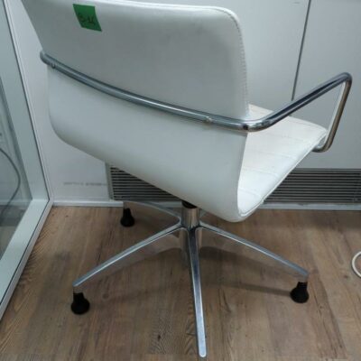 Fauteuil pivotant ajustable de marque Diemme en cuir blanc, piétement en étoile à 5 branches sur patins. 84 x 60 x 66 cm. 20 unités. Vendu à l’unité avec faculté de réunion. Localisation : 32 rue de Monceau – 75008 Paris