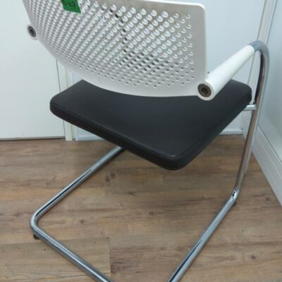 Fauteuil design Antonio Citterio modèle Vis à Vis édition Vitra, assise en cuir noir, dossier en plastique blanc, piétement en acier chromé. 80 x 54 x 55 cm. 37 unités. Vendu à l’unité avec faculté de réunion. Localisation : 32 rue de Monceau – 75008 Paris