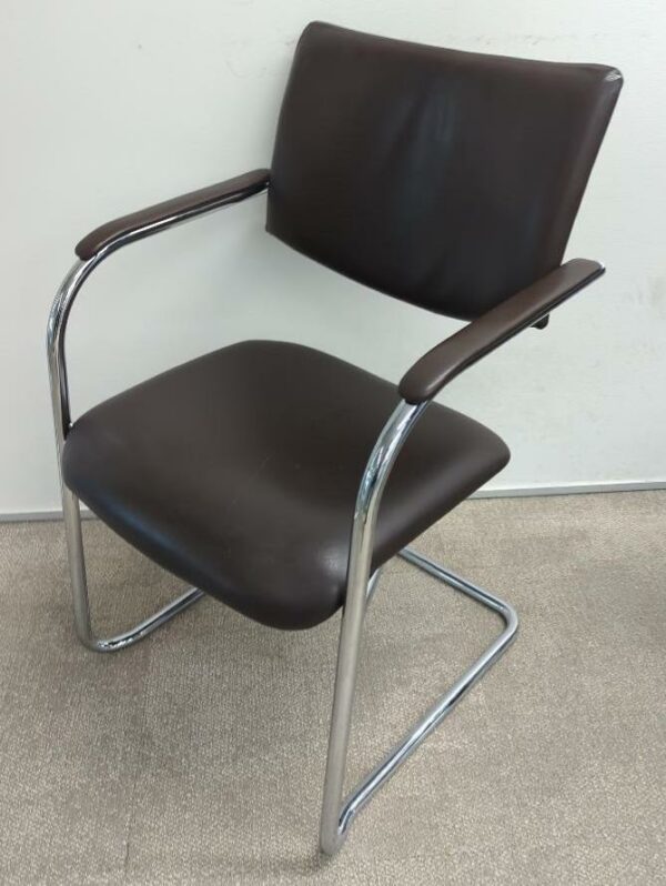 Fauteuil visiteur empilable de marque Klober en cuir marron et acier chromé. 83 x 53 x 55 cm. 20 unités. Vendu à l'unité avec faculté de réunion. Localisation : 32 rue de Monceau - 75008 Paris