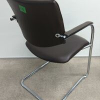 Fauteuil visiteur empilable de marque Klober en cuir marron et acier chromé. 83 x 53 x 55 cm. 20 unités. Vendu à l'unité avec faculté de réunion. Localisation : 32 rue de Monceau - 75008 Paris – Image 2