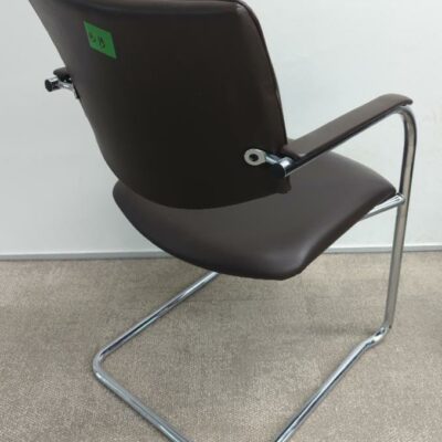 Fauteuil visiteur empilable de marque Klober en cuir marron et acier chromé. 83 x 53 x 55 cm. 20 unités. Vendu à l’unité avec faculté de réunion. Localisation : 32 rue de Monceau – 75008 Paris