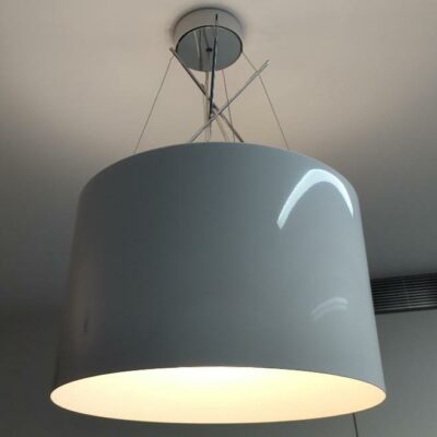 Suspension lumineuse design Rodolfo Dordoni modèle Ray édition Flos, abat-jour en métal blanc, tiges en acier chromé. 65 x 44 cm. 2 unités. Vendu à l’unité avec faculté de réunion. Localisation : 32 rue de Monceau – 75008 Paris