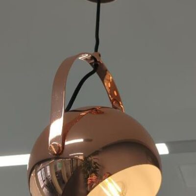Suspension lumineuse en métal brillant couleur vermeil. 48 x 14 cm. 3 unités. Vendu à l’unité avec faculté de réunion. Localisation : 32 rue de Monceau – 75008 Paris