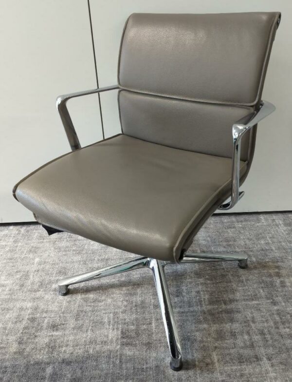 Fauteuil pivotant à retour automatique de marque ICF, structure en métal chromé, garniture en cuir taupe, piétement en étoile à 4 branches sur patins. 87 x 60 x 70 cm. 20 unités. Vendu à l'unité avec faculté de réunion. Localisation : 32 rue de Monceau - 75008 Paris