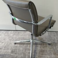 Fauteuil pivotant à retour automatique de marque ICF, structure en métal chromé, garniture en cuir taupe, piétement en étoile à 4 branches sur patins. 87 x 60 x 70 cm. 20 unités. Vendu à l'unité avec faculté de réunion. Localisation : 32 rue de Monceau - 75008 Paris – Image 2
