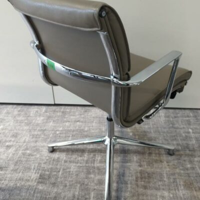 Fauteuil pivotant à retour automatique de marque ICF, structure en métal chromé, garniture en cuir taupe, piétement en étoile à 4 branches sur patins. 87 x 60 x 70 cm. 20 unités. Vendu à l’unité avec faculté de réunion. Localisation : 32 rue de Monceau – 75008 Paris