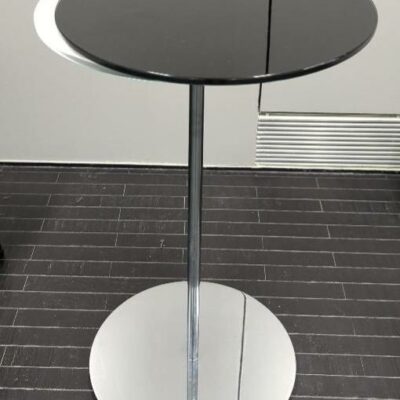 Table d’appoint modèle Éclipse édition Walter Knoll à 2 plateaux orientables en verre, l’un noir l’autre blanc. 64x 57 cm. Localisation : 32 rue de Monceau – 75008 Paris
