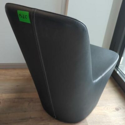 Fauteuil design Jasper Morrison modèle Monopod édition Vitra en cuir anthracite. 75 x 47 x 70 cm. 3 unités. Vendu à l’unité avec faculté de réunion. Localisation : 32 rue de Monceau – 75008 Paris