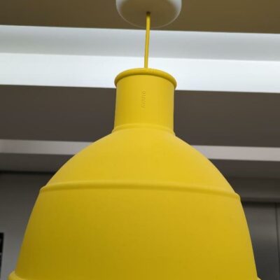 Suspension lumineuse de marque Muuto modèle Unfold, abat jour en caoutchouc jaune. 45 x 32 cm. 2 unités. Vendu à l’unité avec faculté de réunion. Localisation : 32 rue de Monceau – 75008 Paris