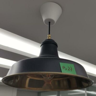 Suspension lumineuse en métal. 41 x 35 cm. 5 unités. Vendu à l’unité avec faculté de réunion. Localisation : 32 rue de Monceau – 75008 Paris