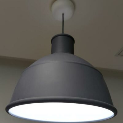 Suspension lumineuse de marque Muuto modèle Unfold, abat jour en caoutchouc gris. 2 unités. Vendu à l’unité avec faculté de réunion. Localisation : 32 rue de Monceau – 75008 Paris