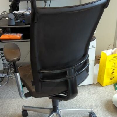 Fauteuil de direction pivotant ajustable sur roulettes de marque Klober recouvert de cuir marron (usures). 134 x 72 x 70 cm. 14 unités. Vendu à l’unité avec faculté de réunion. Localisation : 32 rue de Monceau – 75008 Paris