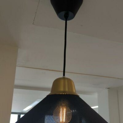 Suspension lumineuse, abat jour en tôle perforée noire. 62 x 33 cm. 3 unités. Vendu à l’unité avec faculté de réunion. Localisation : 32 rue de Monceau – 75008 Paris