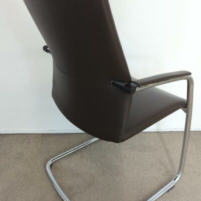 Fauteuil visiteur de marque Klober recouvert de cuir marron, structure en acier chromé. 99 x 56 x 50 cm. 16 unités. Vendu à l’unité avec faculté de réunion. Localisation : 32 rue de Monceau – 75008 Paris