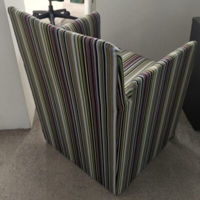 Paire de fauteuils sur roulettes de marque Moroso recouverts de tissu à motifs bayadères. 78 x 55 x 55 cm. Localisation : 32 rue de Monceau – 75008 Paris