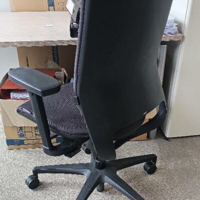 Fauteuil de bureau de marque Klöber assise et dossier en tissu gris foncé piétement sur roulettes  noir, dossier ajustable multiples réglages. 60 unités. Vendu à l’unité avec faculté de réunion. Localisation : 32 rue de Monceau – 75008 Paris