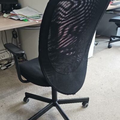 Fauteuil de bureau assise en tissu noir dossier en résille noire piétement sur roulettes noir. 26 unités. Vendu à l’unité avec faculté de réunion. Localisation : 32 rue de Monceau – 75008 Paris